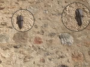 Des haches néolithiques sont fixées sur la façade de l'église du village