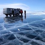 Un camion stationne sur la glace du Lac Baïkal.