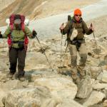 Master Classes iZiTREK - Deux trekkeurs se déplacent sur une moraine au Groenland Est