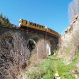 Le Train Jaune de Cerdagne passe sur un pont.