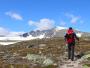 Une randonneuse marche en direction du SnoHetta dans le massif de Divre en Norvège
