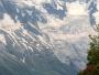 Un randonneur observe le Massif du Mont-Blanc.