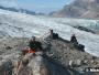 Trekkeurs devant le glacier Karale au Groenland Est