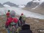 Trekkeurs devant un glacier au Groenland Est