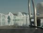 Un bateau navigue entre de gros icebergs au Groenland Est