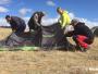 Un groupe de personnes monte une tente en Mongolie.