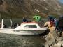 Un groupe de trekkeurs embarque dans un bateau au Groenland Est.