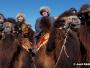 Couple de mongols montant des chameaux dans le désert de Gobi en hiver