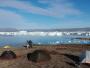 Deux randonneurs dans leur camp de tentes observent le fjord Sermilik et ses icebergs.