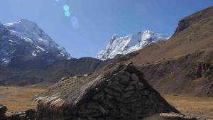 Camp dans une communauté villageoise au pied d'un glacier
