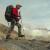 Un randonneur marche dans une vallée du Groenland Est.