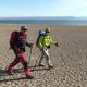 Yourte mongole devant des montagnes Randonneurs longeant un grand lac salé